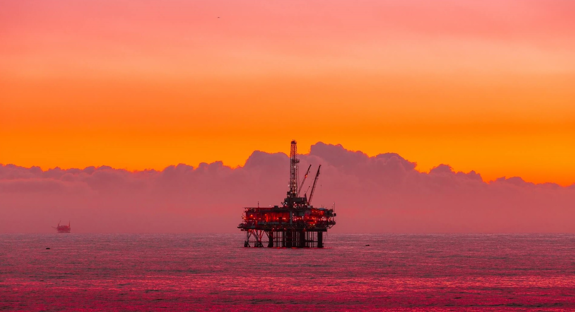 Huntington Beach oil rig with oil spill, 2021. Photo by Arvind Vallabh on Unsplash.