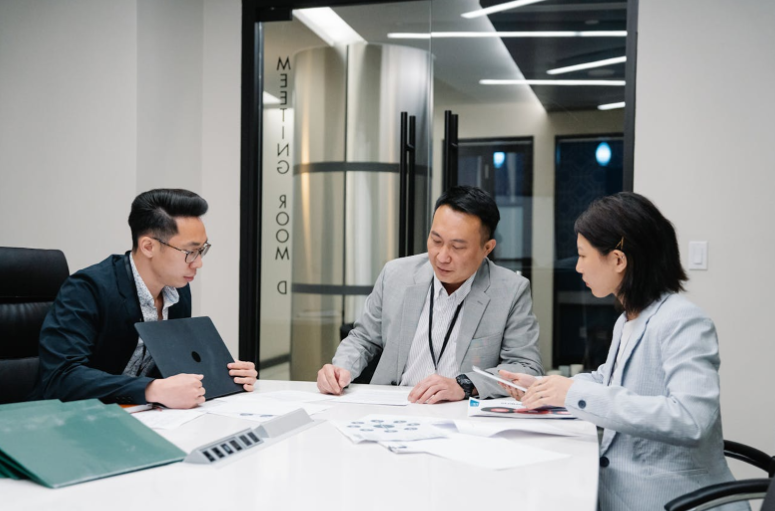 What Challenges Do Mid-Level Managers Face in Workplace Collaboration