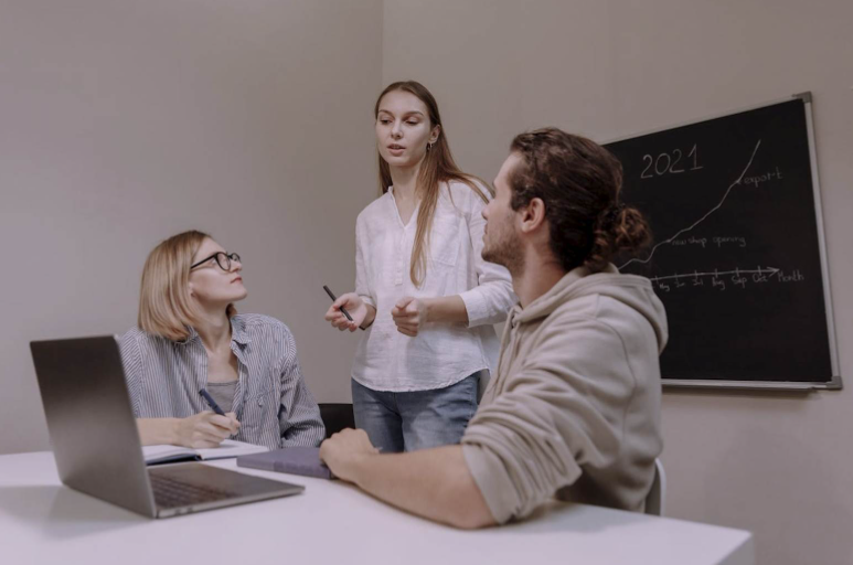 How Workplace Conflict Resolution Policies Encourage Healthy Conflict Without Fear
