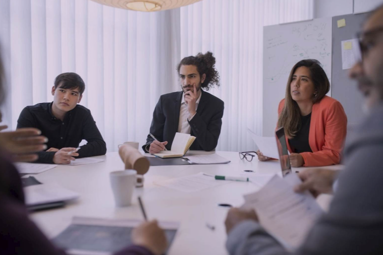 How Leadership Communication Stays Clear and Confident When a Power Gap Exists