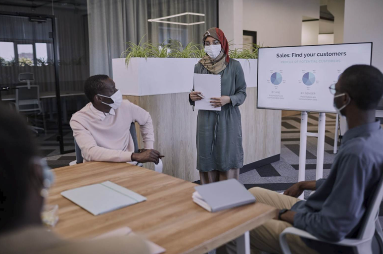 How Middle Manager Leadership Finds the Right Balance Between Control and Freedom